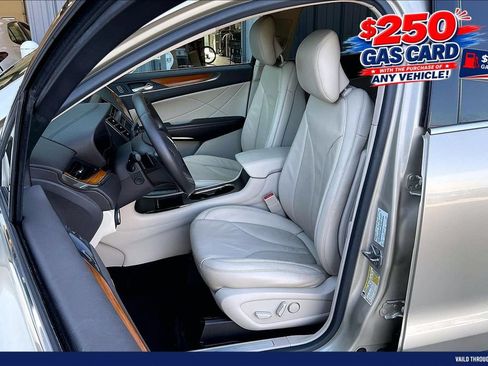 Used 2017 Lincoln MKC Select w/ Select Plus Package AWD/4WD image 25