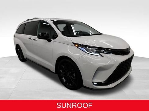 Used 2025 Toyota Sienna XSE image 2