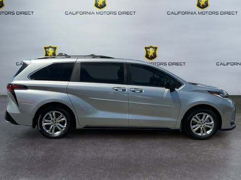 Used 2022 Toyota Sienna XSE AWD/4WD image 4