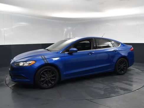 Used 2017 Ford Fusion SE w/ Fusion SE Technology Package FWD image 2