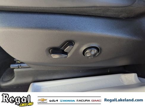 Used 2024 Chrysler Pacifica Select image 19