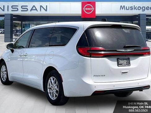 Used 2023 Chrysler Pacifica Touring-L FWD image 4