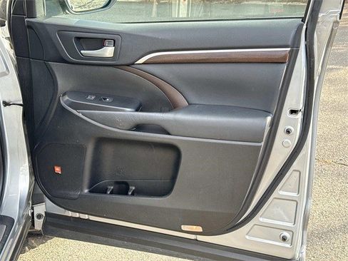 Used 2014 Toyota Highlander Limited image 8
