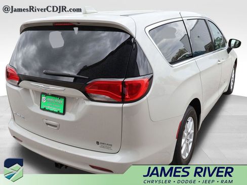 Used 2017 Chrysler Pacifica LX image 5