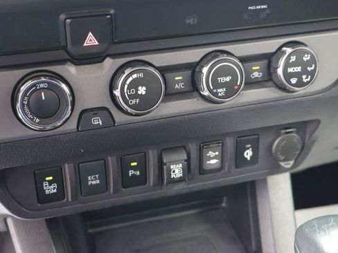 Used 2019 Toyota Tacoma TRD Off-Road w/ Technology Package AWD/4WD image 22