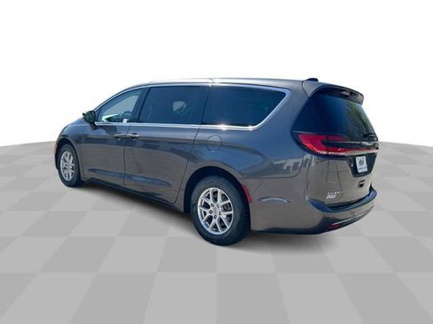 Used 2023 Chrysler Pacifica Touring-L FWD image 6