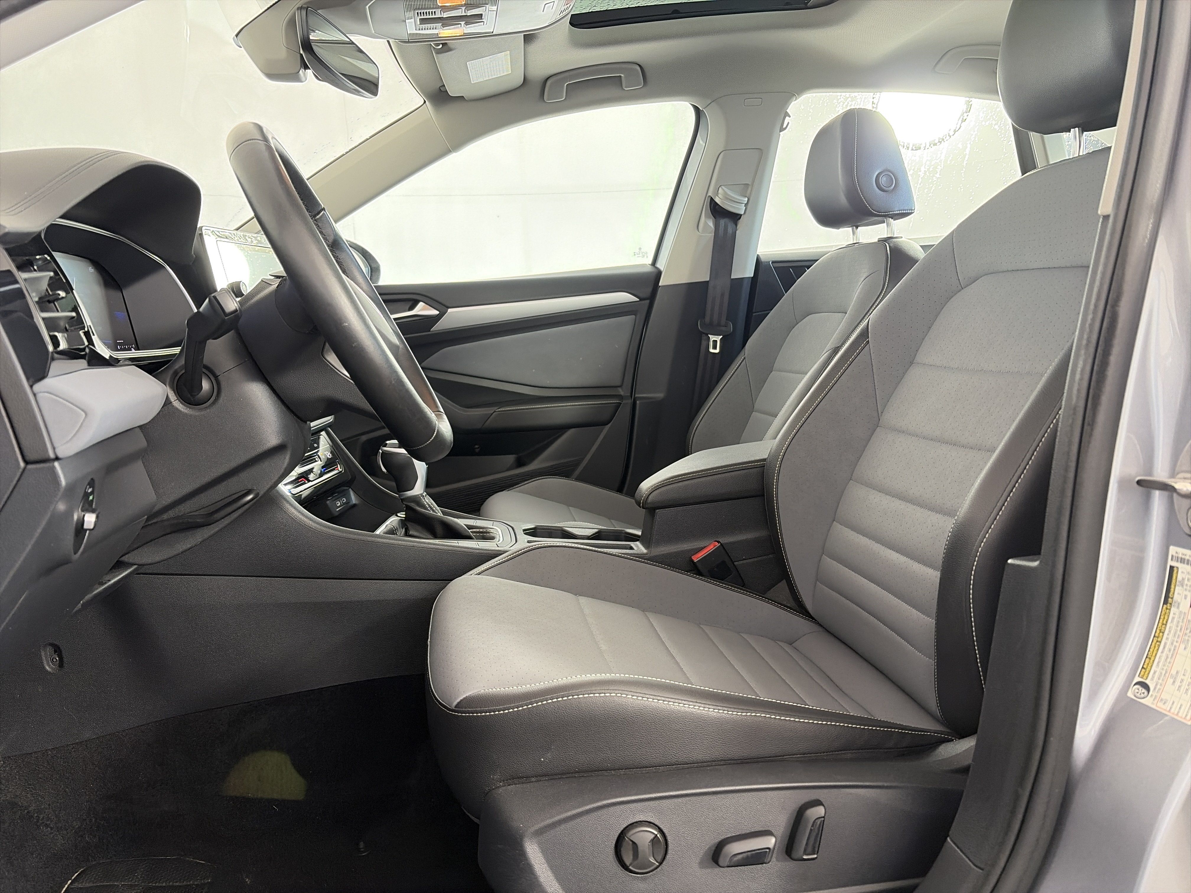 Used 2025 Volkswagen Jetta SE FWD image 6