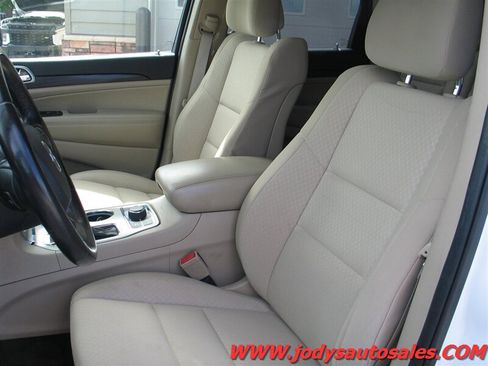 Used 2019 Jeep Grand Cherokee Laredo AWD/4WD image 5