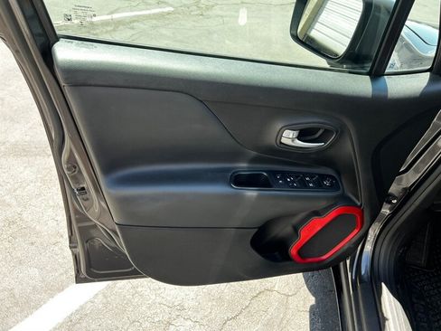 Used 2018 Jeep Renegade Trailhawk AWD/4WD image 18