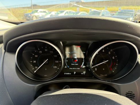 Used 2017 Jaguar XE Premium image 16