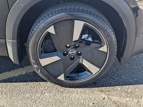 Certified 2025 Nissan Kicks SR image 9