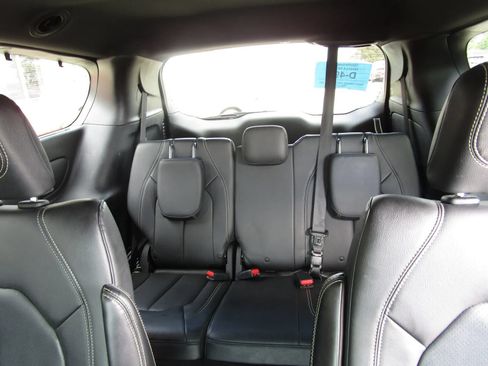 Used 2021 Chrysler Pacifica Touring-L w/ Uconnect Theater Family Group AWD/4WD image 21