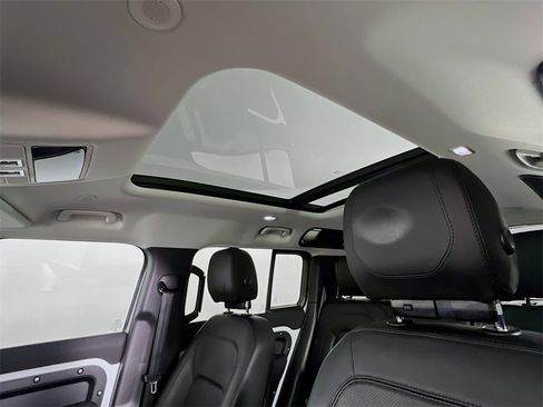 Used 2023 Land Rover Defender 110 SE image 23