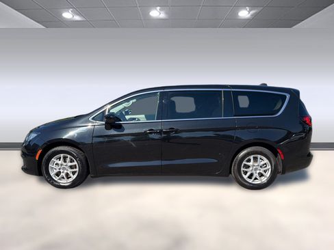 Used 2024 Chrysler Voyager LX FWD image 2