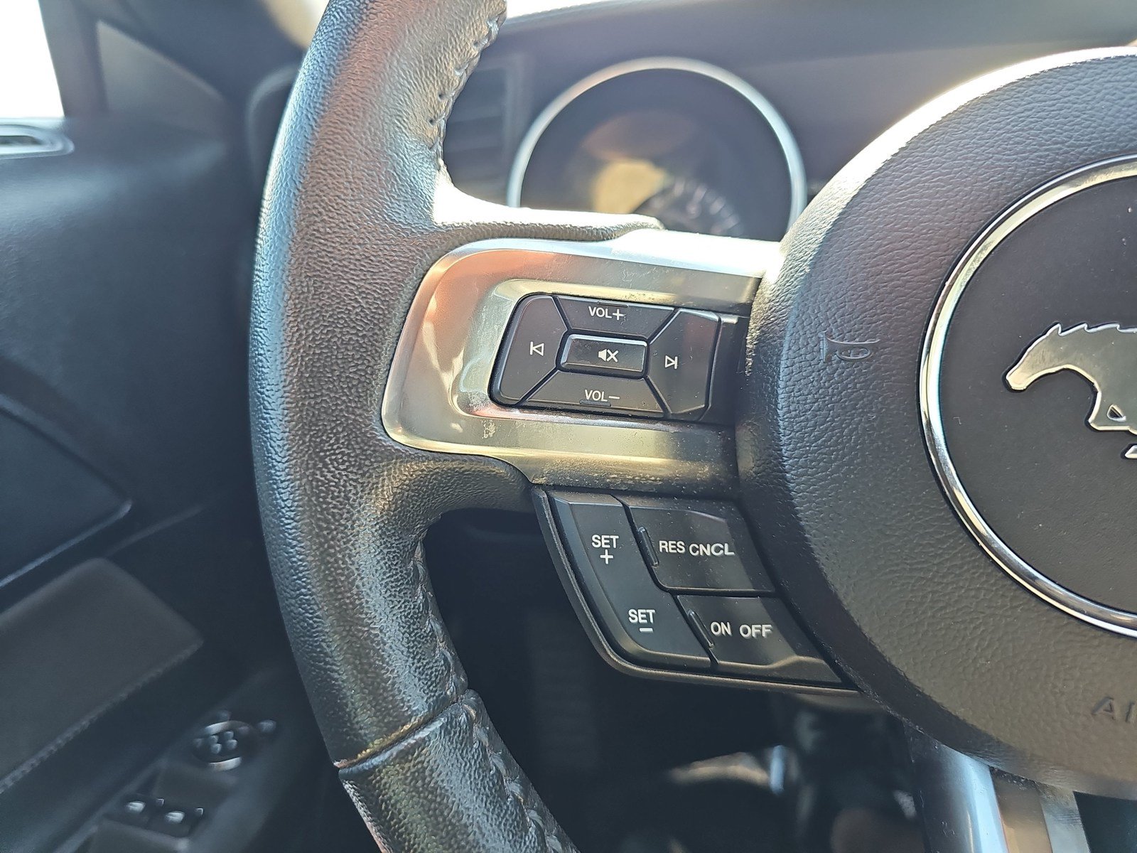Used 2019 Ford Mustang Convertible RWD image 13
