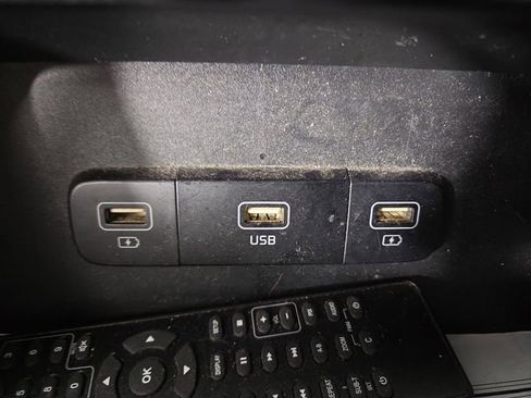 Used 2022 Kia Carnival LX image 25