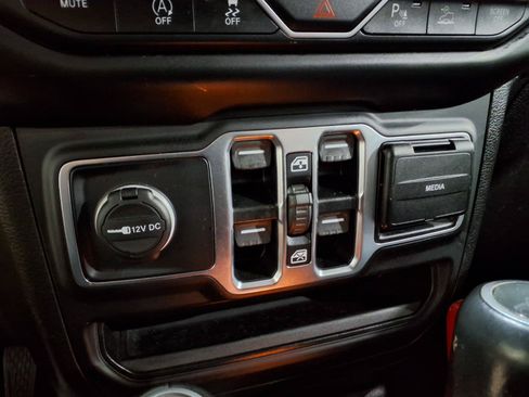 Used 2020 Jeep Gladiator Overland AWD/4WD image 11