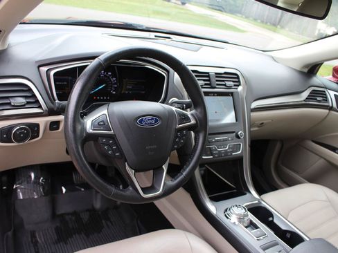 Used 2017 Ford Fusion SE w/ Fusion SE Technology Package FWD image 17