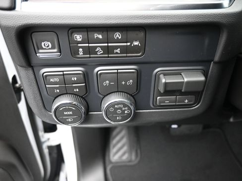 New 2026 Chevrolet Suburban Z71 w/ Z71 Off-Road Package AWD/4WD image 28