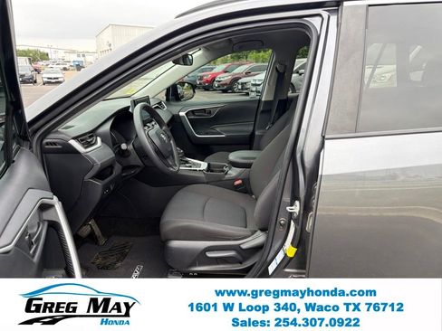 Used 2021 Toyota RAV4 LE AWD/4WD image 10