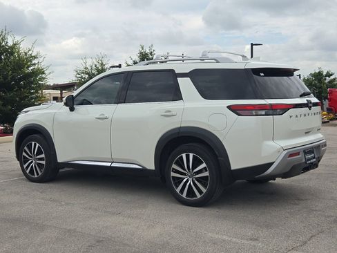 Used 2023 Nissan Pathfinder Platinum FWD image 3