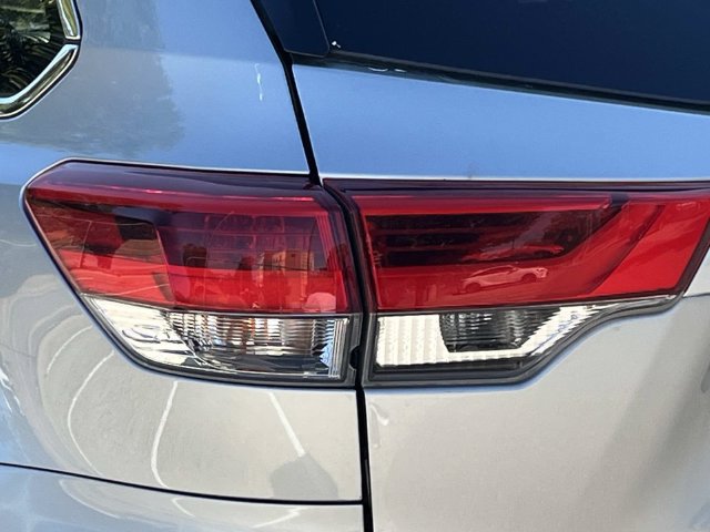 Used 2018 Toyota Highlander XLE AWD/4WD image 10