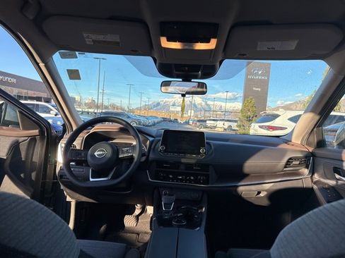 Used 2023 Nissan Rogue SV image 16