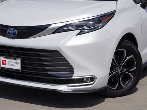 Certified 2025 Toyota Sienna Platinum AWD/4WD image 5
