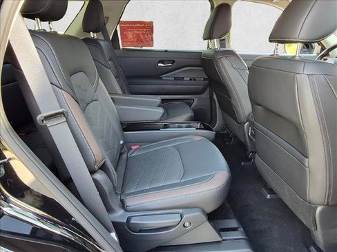 Certified 2025 Nissan Pathfinder Platinum FWD image 22