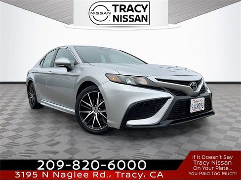 Used 2024 Toyota Camry SE image 1