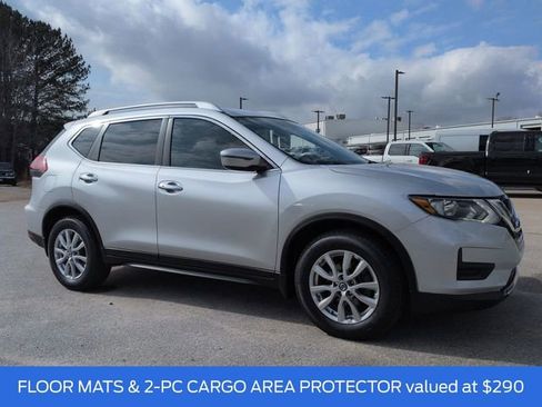 Used 2020 Nissan Rogue SV image 2