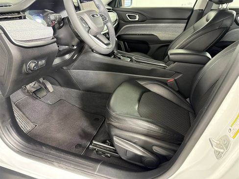 Used 2022 Jeep Compass Latitude image 9