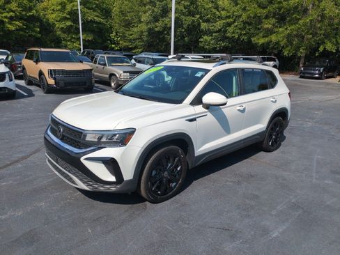 Used 2022 Volkswagen Taos SE AWD/4WD image 3