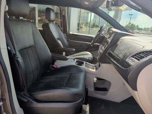 Used 2019 Dodge Grand Caravan SXT FWD image 22