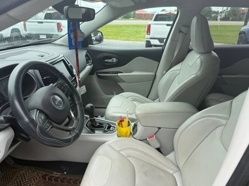 Used 2019 Jeep Cherokee Limited AWD/4WD image 5