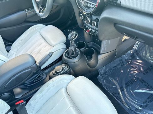 Used 2019 MINI Cooper 4-Door Hardtop w/ Signature Upholstery Package image 31