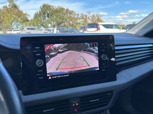 Used 2025 Volkswagen Jetta SE image 23