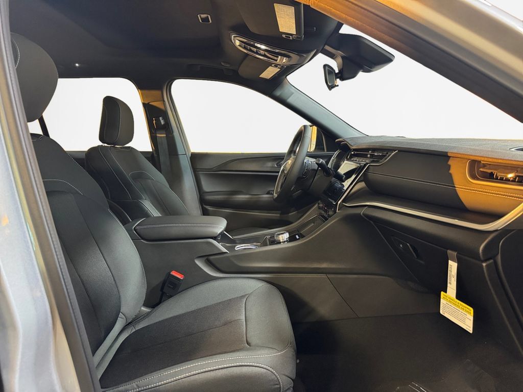 New 2025 Jeep Grand Cherokee Laredo X AWD/4WD image 26