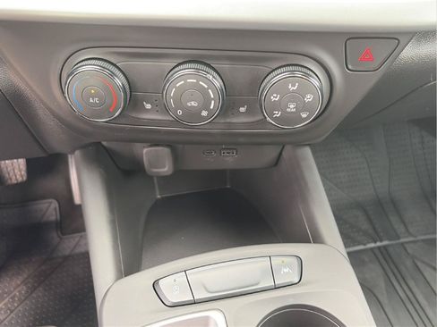 Used 2024 Chevrolet Trax RS FWD image 28