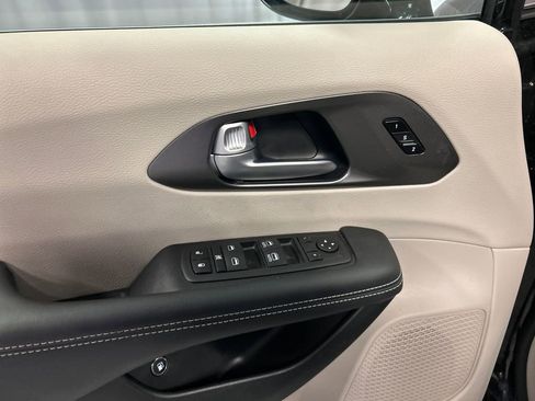Used 2024 Chrysler Pacifica Select image 14