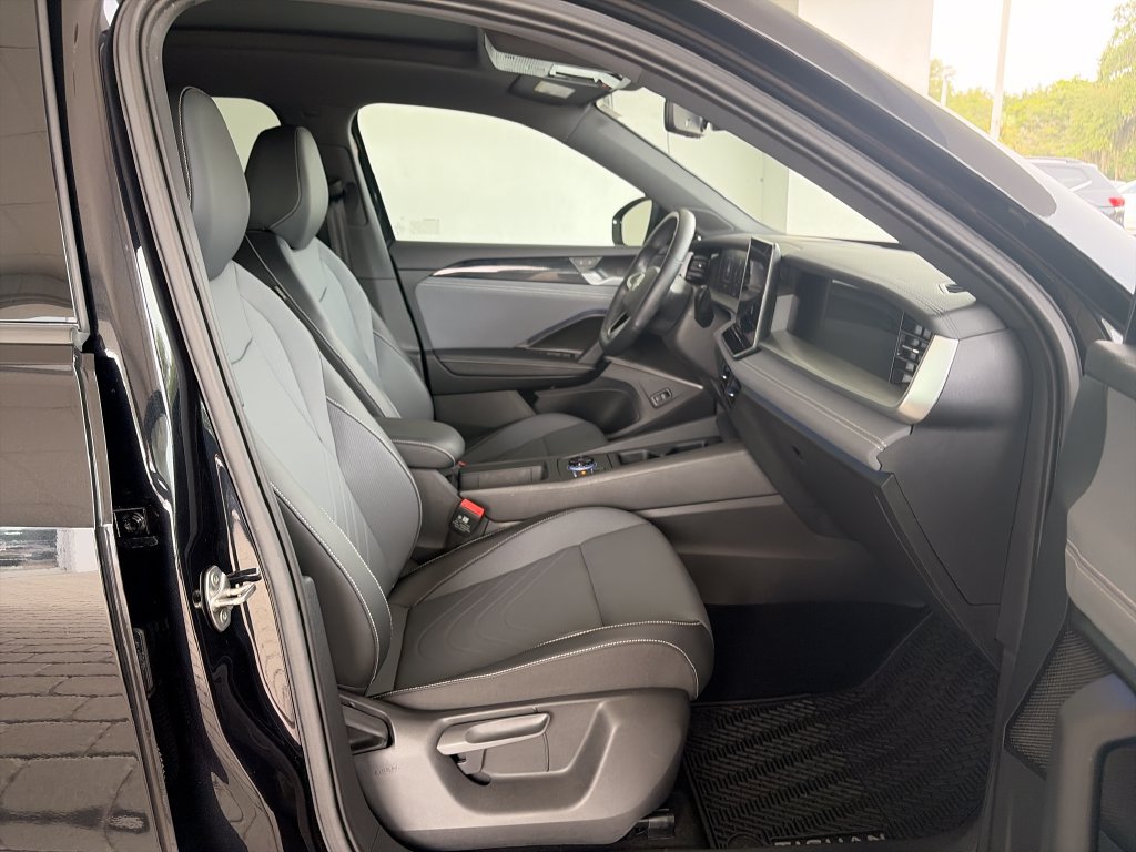 Certified 2025 Volkswagen Tiguan SE R-Line FWD image 31
