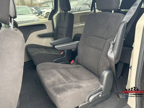 Used 2014 Dodge Grand Caravan SXT image 11