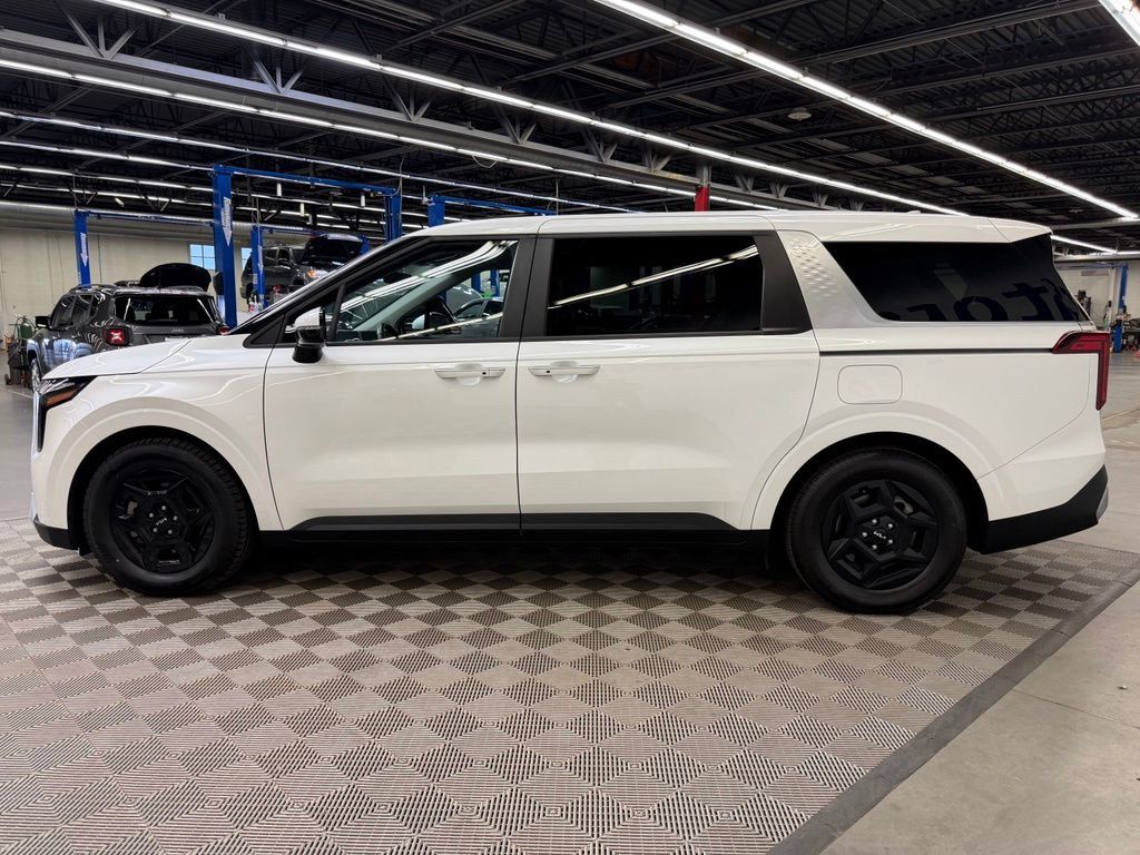 Used 2025 Kia Carnival FWD image 4