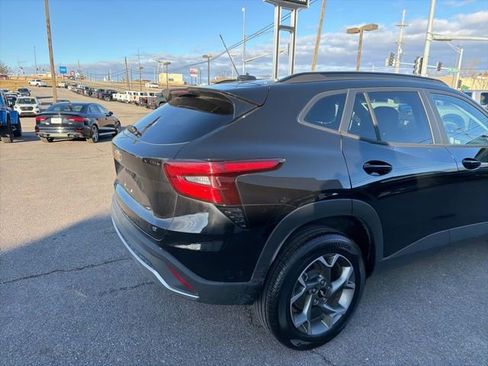 Used 2025 Chevrolet Trax LT w/ LT Convenience Package image 12