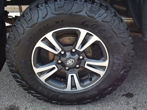Used 2018 Toyota Tacoma SR5 AWD/4WD image 43