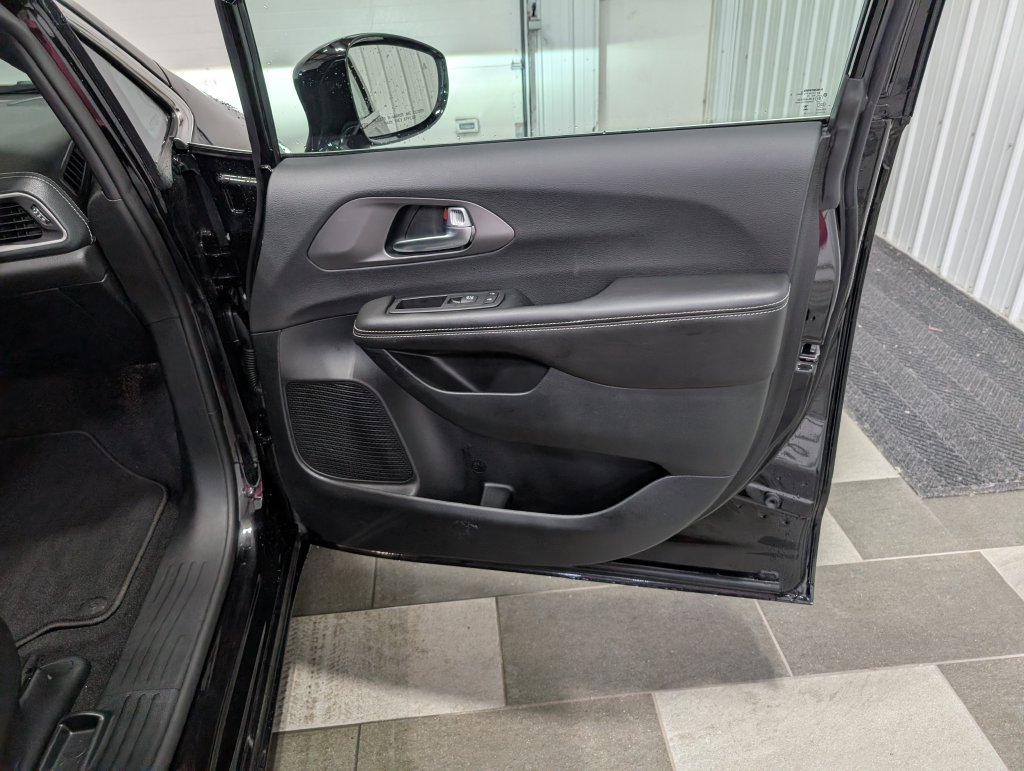 Used 2027 Chrysler Pacifica Limited FWD image 26