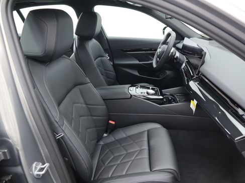 Certified 2025 BMW 530i xDrive w/ Premium Package image 22