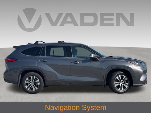 Used 2021 Toyota Highlander XLE AWD/4WD image 4