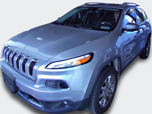 Used 2018 Jeep Cherokee Limited w/ Luxury Group AWD/4WD image 2