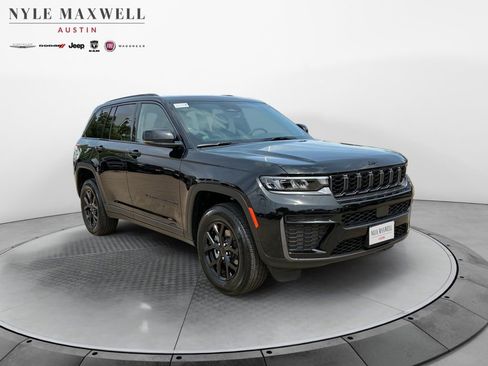 New 2026 Jeep Grand Cherokee Altitude RWD image 2